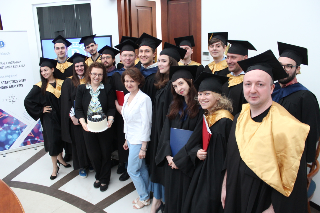 Illustration for news: First graduates of the Master's Program "Applied Statistics with Network Analysis"