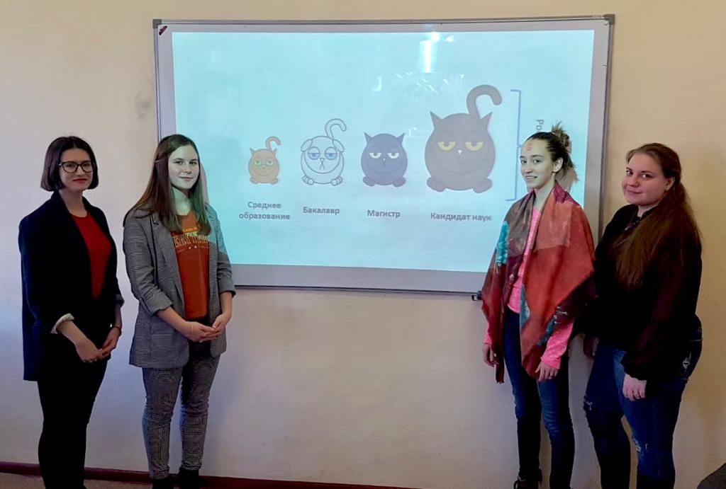 Иллюстрация к новости: Работники Аналитической мастерской провели в Лицее ВШЭ семинар о статистике и котиках